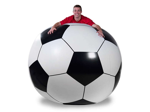 Гигантский футбольный мяч и Jamie